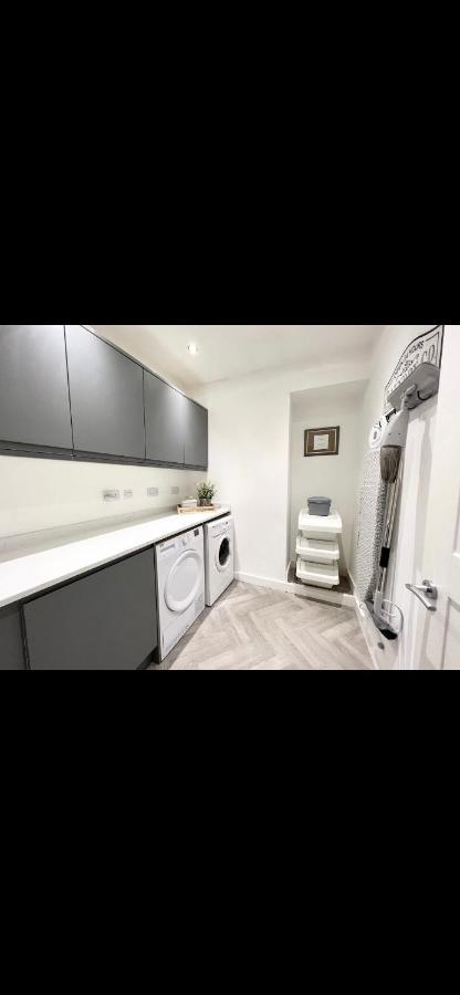 Homely And Deceptively Large City House Swansea Exterior photo